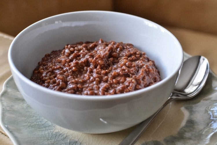 Gachas de arroz con chocolate en olla de cocción lenta