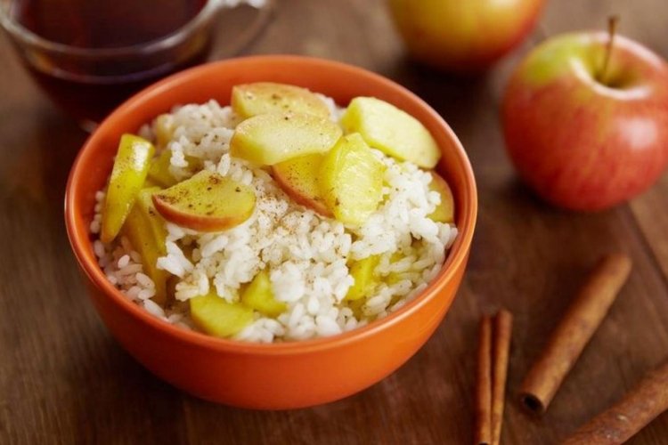 Gachas de arroz con manzanas y canela
