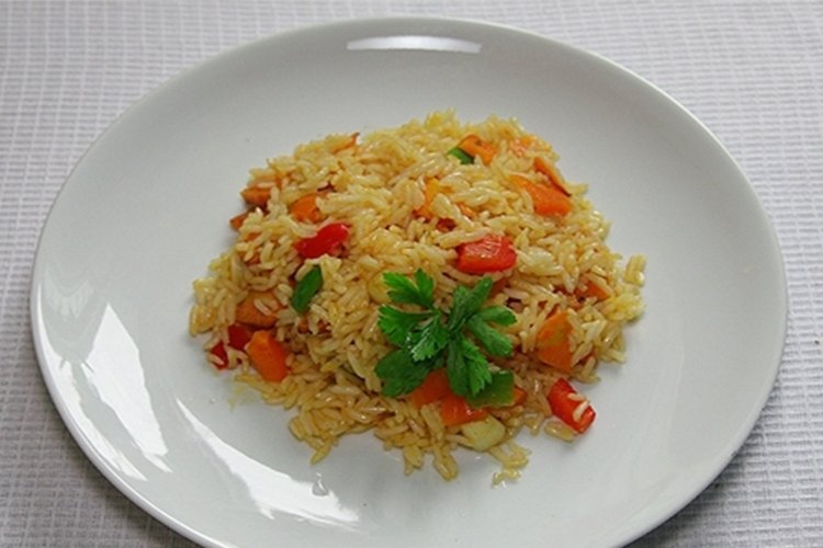 Gachas de arroz con pimiento morrón y tomates