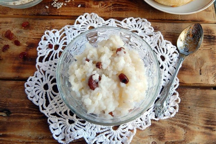 Gachas de arroz con pasas y nueces