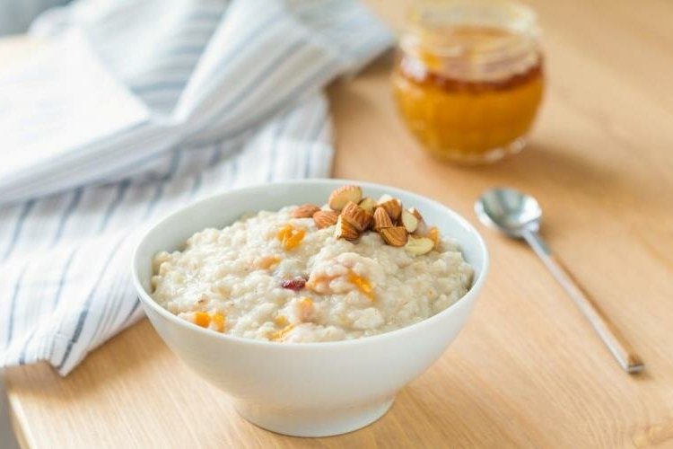 Gachas de arroz con leche, miel y nueces