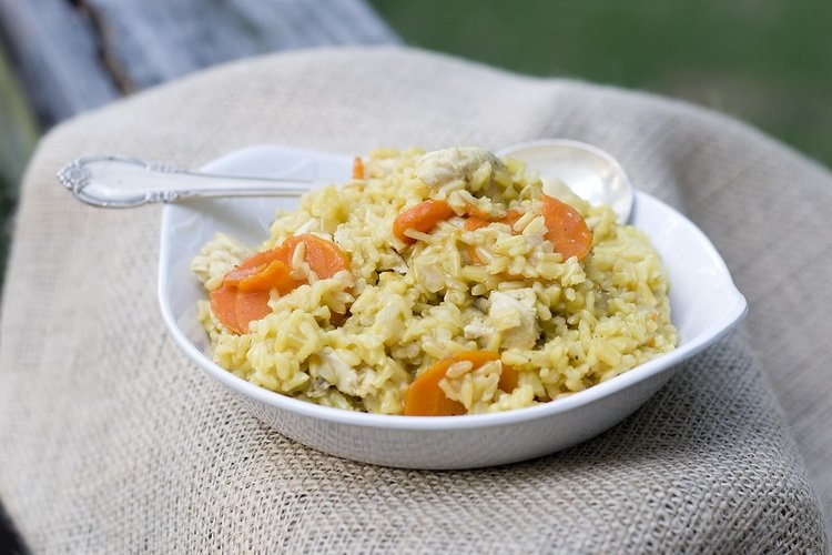 Gachas de arroz con pollo en olla de cocción lenta