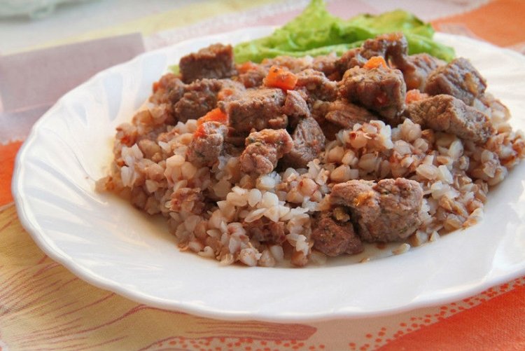 Buchweizen mit Rindfleisch im Multikocher