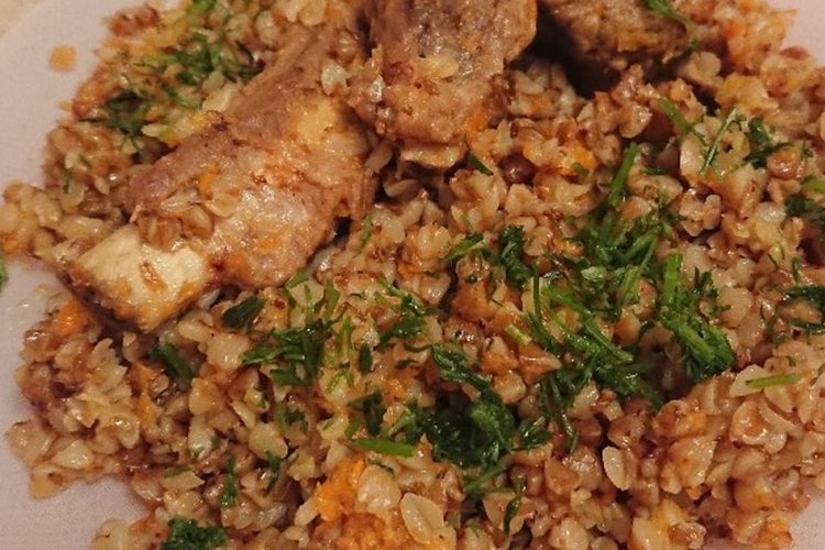 Buchweizen mit geräucherten Rippchen