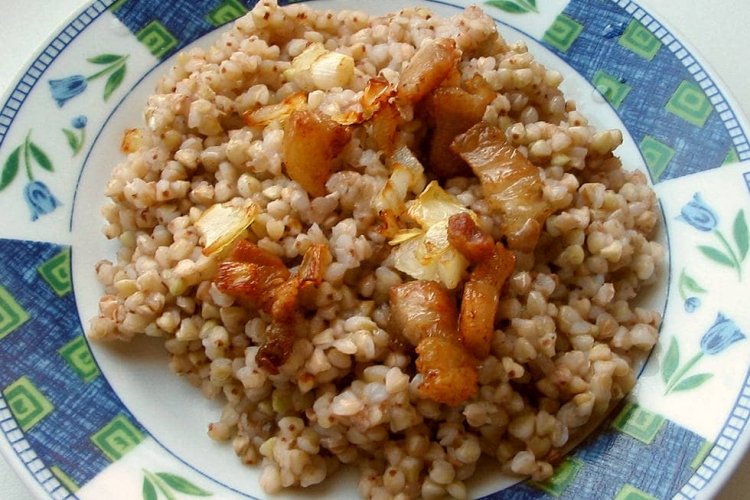 Buchweizen mit Grieben und Zwiebeln
