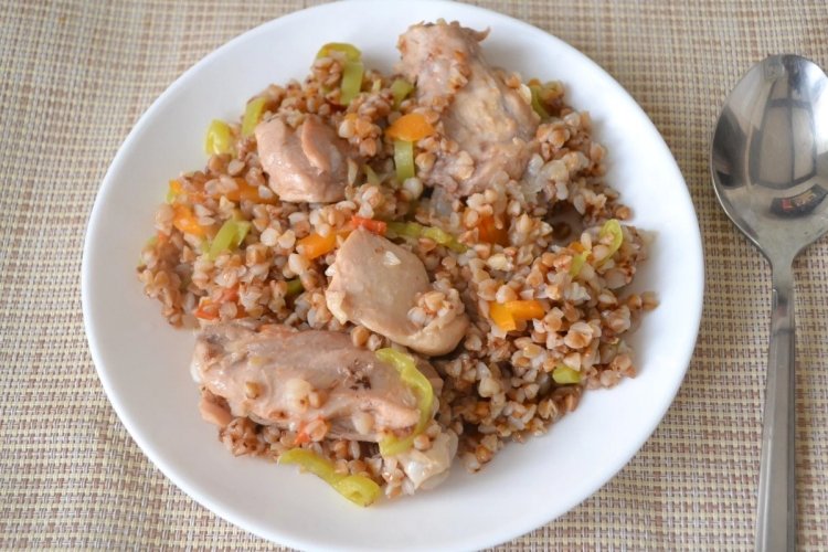 Buchweizen mit Huhn und Gemüse