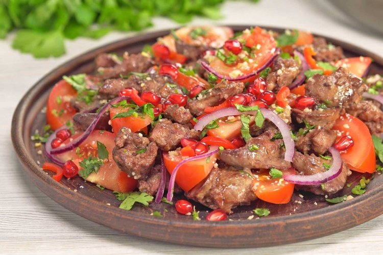 Scharfer Salat mit Leber, Tomaten und Zwiebeln