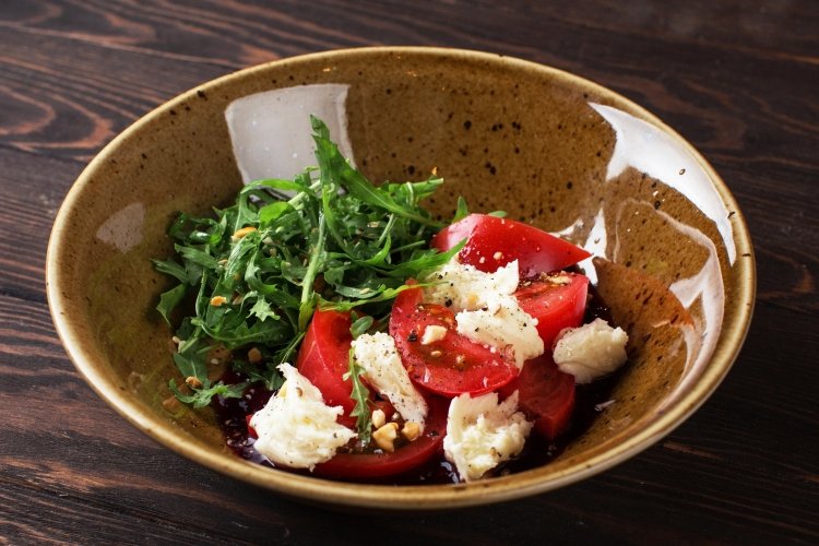 Gemüsesalat mit Suluguni-Käse und trockenem Adschika