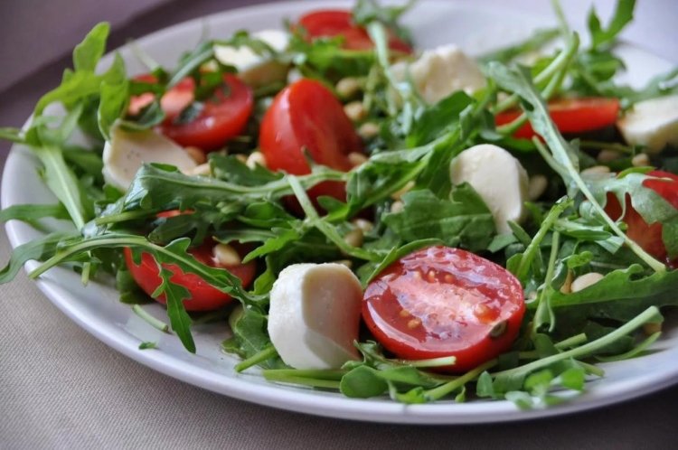 Georgischer Salat mit Ziegenkäse, Rucola und Tomaten