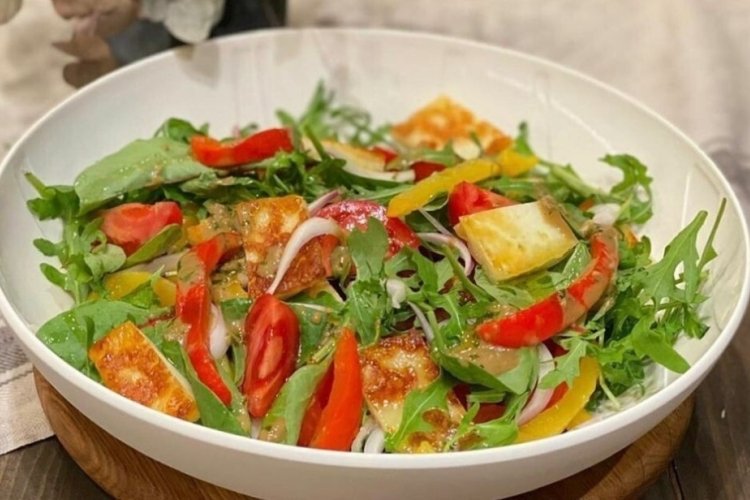 Salat mit Adyghe-Käse, Tomaten und Senfblättern