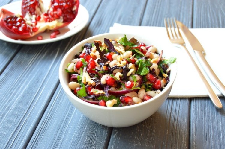 Salat aus Huhn, Bohnen und Nüssen