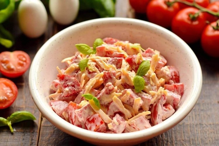 Georgischer Salat mit Käse, Gemüse und Wurst