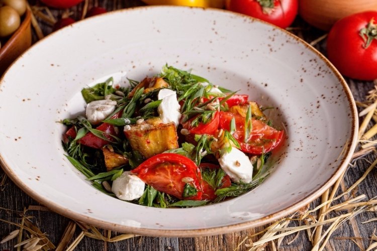 Georgischer Salat mit Auberginen und Tomaten