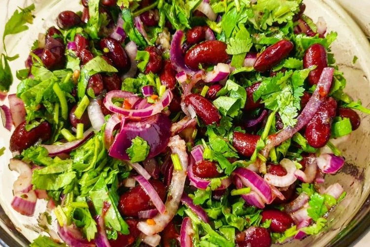 Georgischer Salat aus Bohnen, Nüssen und frischen Kräutern
