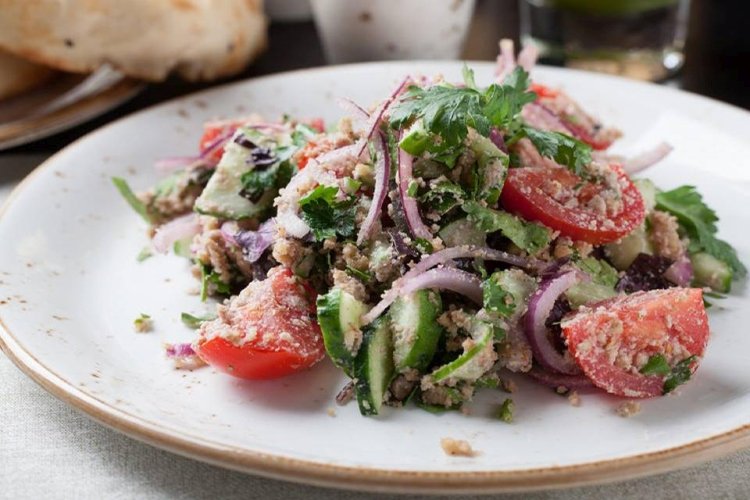 Gemüsesalat mit Nussdressing