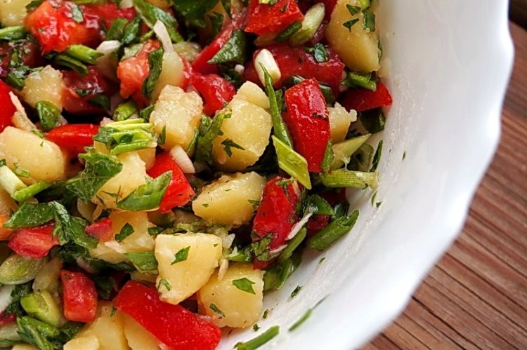 Salat aus gekochten Kartoffeln und frischem Gemüse