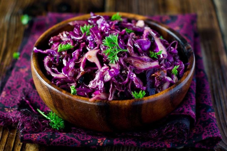 Georgischer Salat aus Rotkohl mit Nüssen