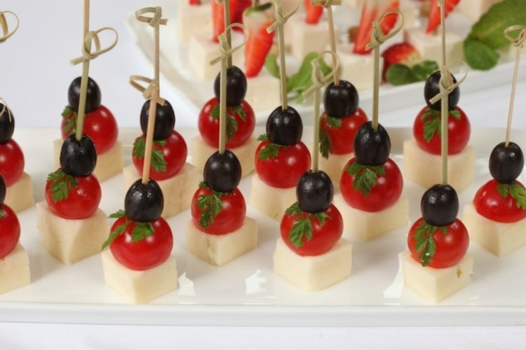 Canapés con aceitunas negras, tomates cherry y queso de cabra