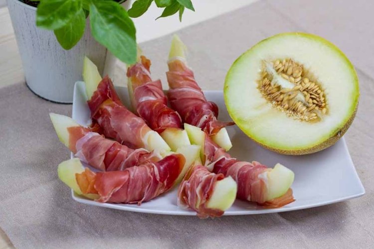 Canapés con jamón serrano y melón