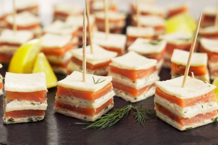 Canapés de varias capas con trucha y queso crema