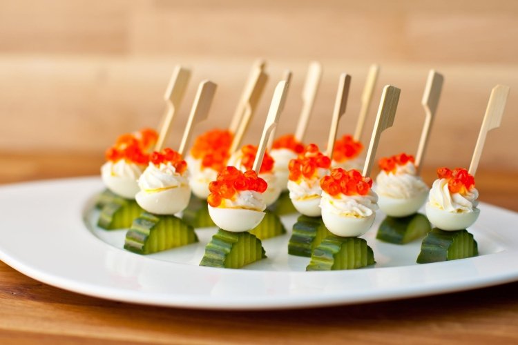 Canapés con huevos de codorniz, pepino y caviar rojo