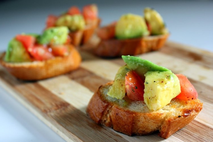 Canapés con salmón ahumado y aguacate