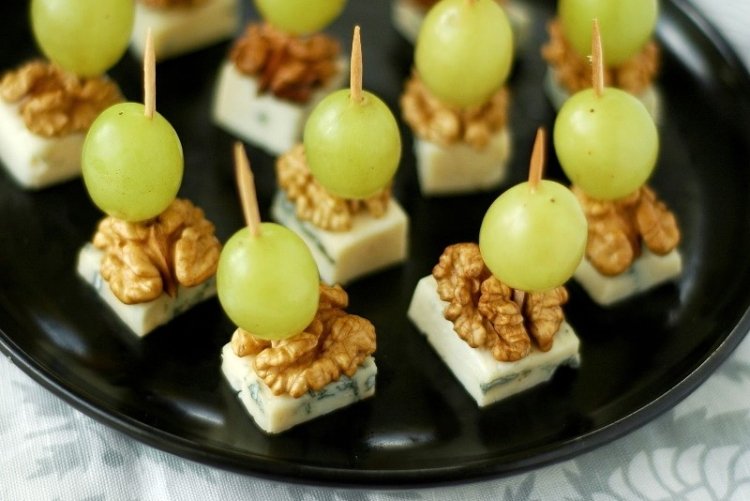 Canapés con queso azul, nueces y uvas
