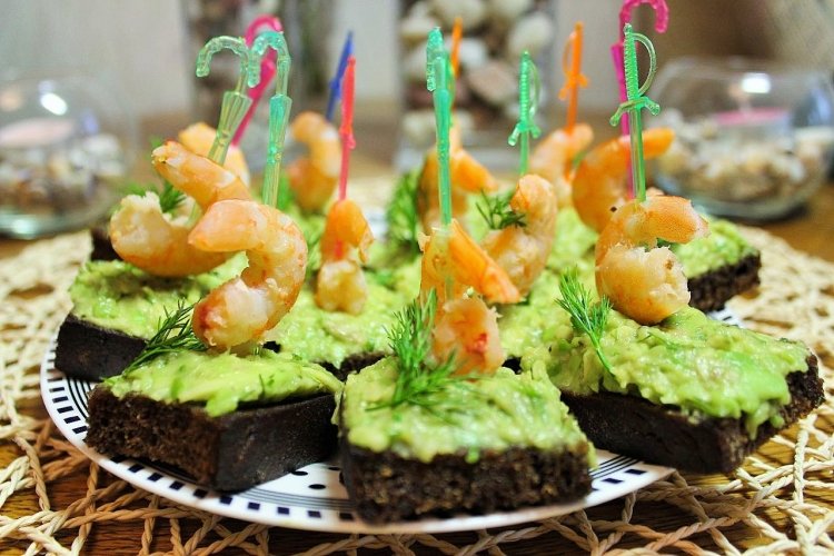 Canapés con camarones y mousse de aguacate