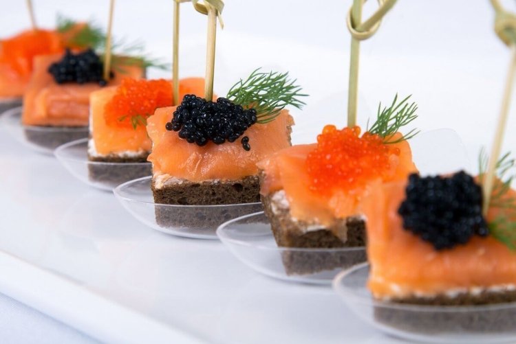 Canapés festivos con caviar negro y salmón