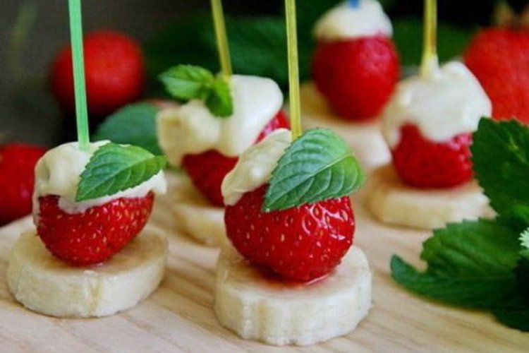 Canapés de frutas de fresa y plátano
