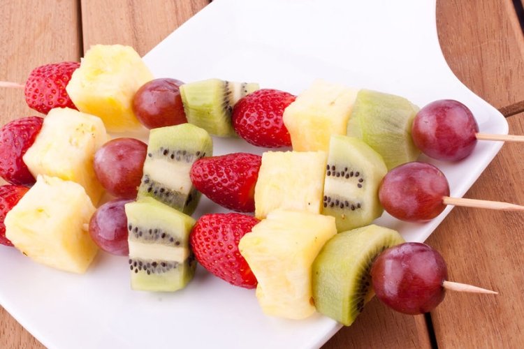 Canapés de kiwi, plátano y fresa