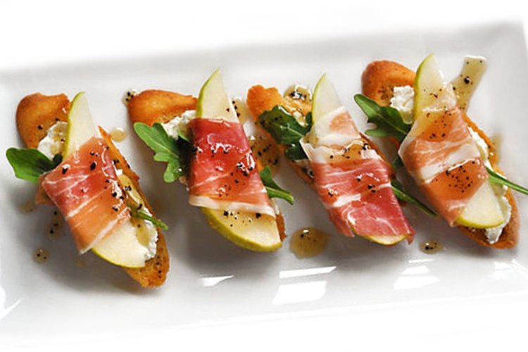 Canapés con prosciutto y pera