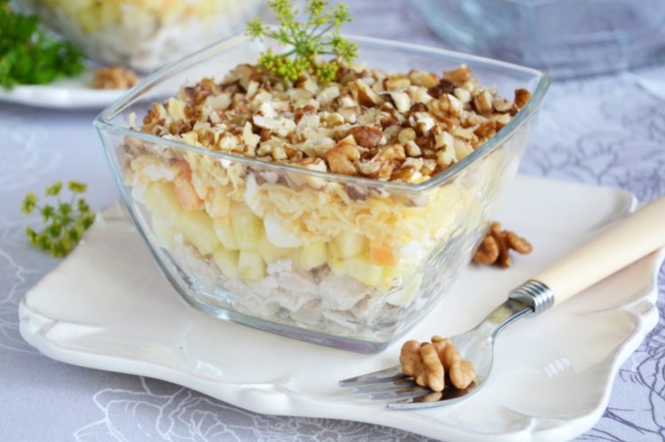 Schichtsalat mit Huhn und Ananas
