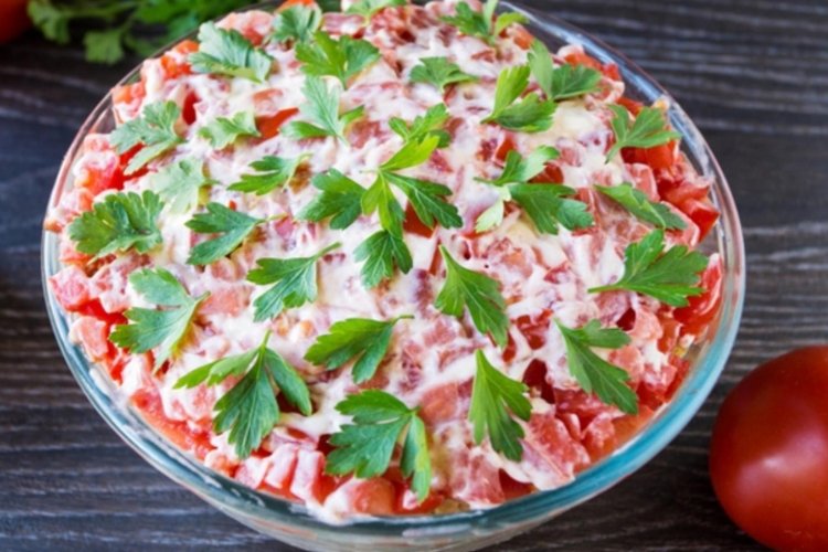 Schichtsalat mit Fischkonserven