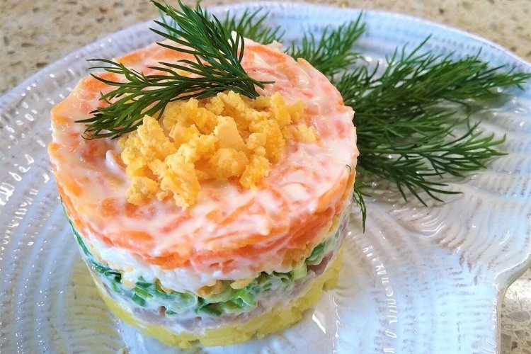 Schichtsalat aus geräucherter Makrele, Kartoffeln und Gurken