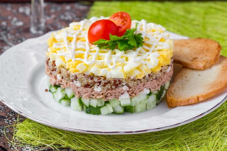 Schichtsalat mit Thunfisch und Hechtrogen