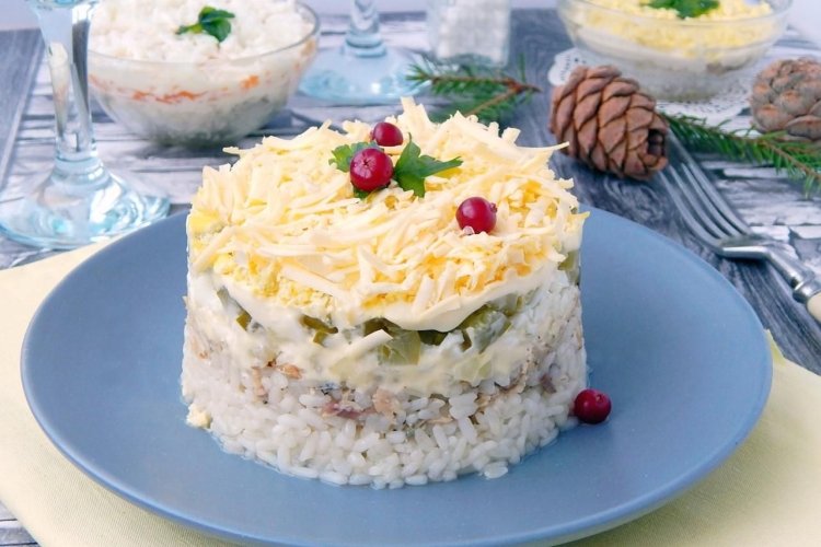 Schichtsalat mit Fischkonserven, eingelegten Gurken und Reis