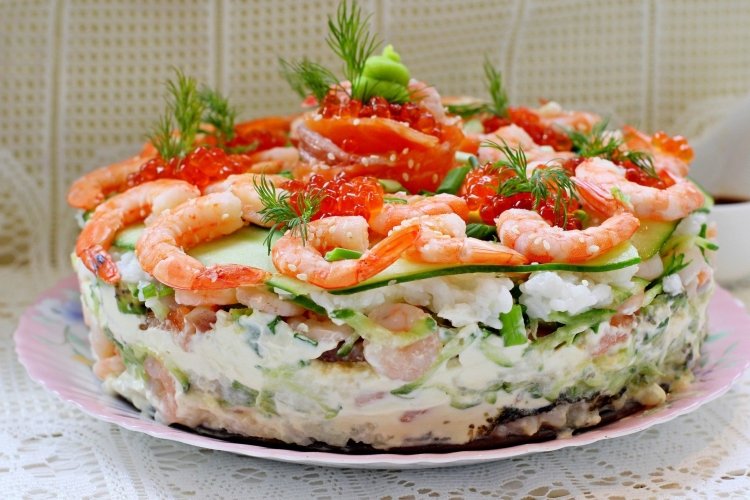 Schichtsalat mit Garnelen und rotem Kaviar