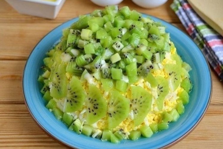 Schichtsalat mit Schinken, Käse und Kiwi