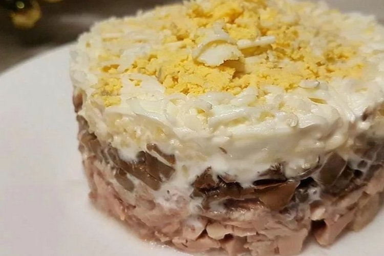 Schichtsalat mit Huhn, Pilzen und Ananas