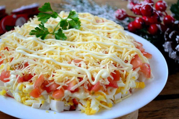 Schichtsalat aus Krabbenstäbchen, Tomaten und Käse
