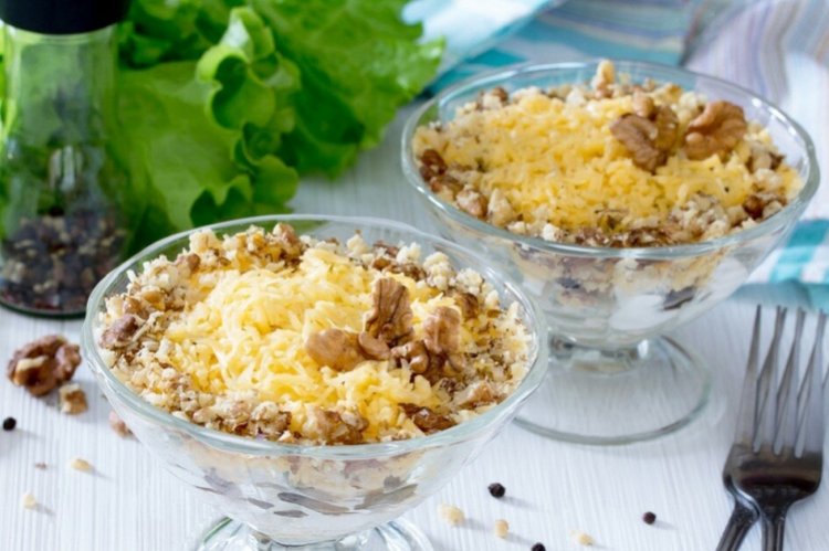 Schichtsalat mit Huhn, Pflaumen und Nüssen