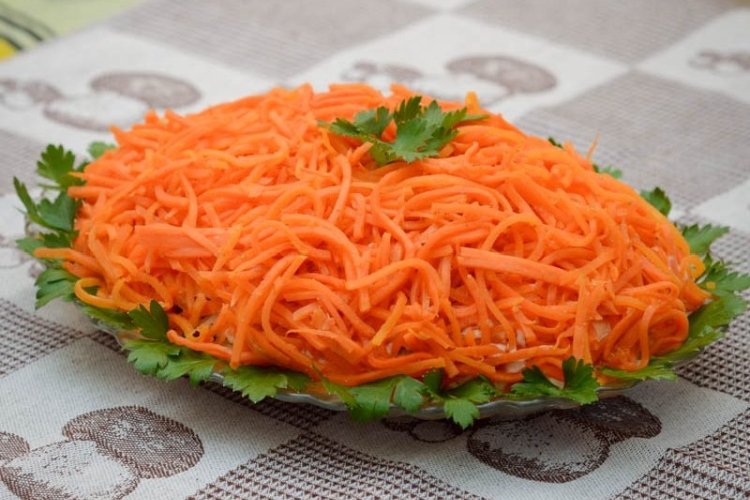 Schichtsalat mit koreanischen Karotten, Kartoffeln und Huhn