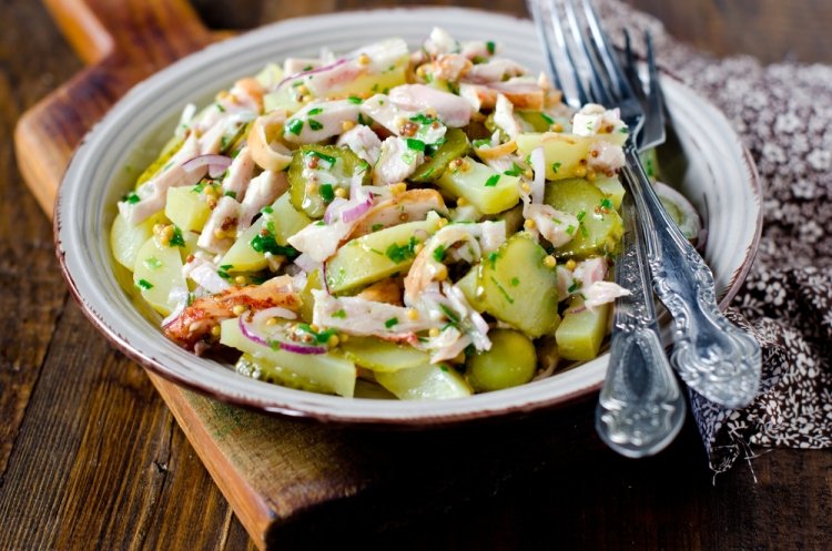 Salat mit Essiggurken, Huhn und Dijon-Senf