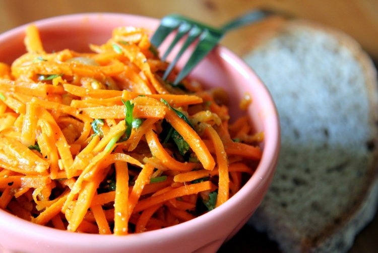 Salat mit Essiggurken, Kartoffeln und koreanischen Karotten