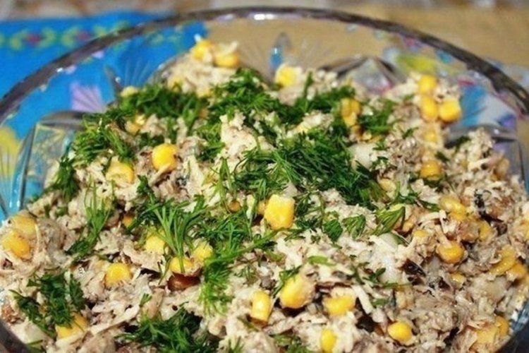 Salat aus Essiggurken, Mais und Sprotten