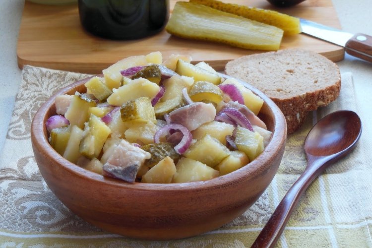 Hausgemachter Salat aus Essiggurken, Hering und Kartoffeln