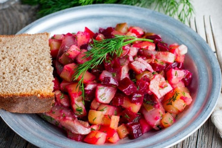 Salat aus Essiggurken, Roter Bete und Hering