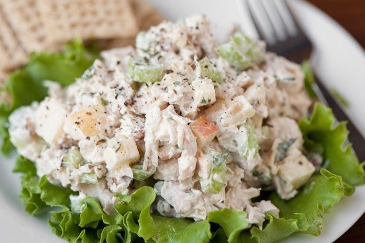 Salat mit Essiggurken, Pute und Apfel
