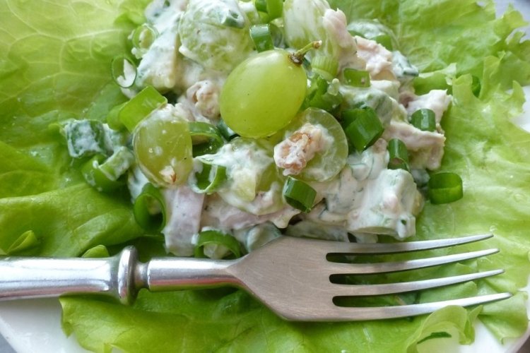 Fleischsalat mit Essiggurken und Trauben